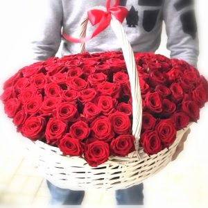 101 роза в корзине