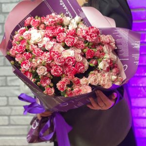 Букет из 25 кустовых роз микс