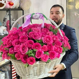101 роза Эквадор с зеленью в корзине