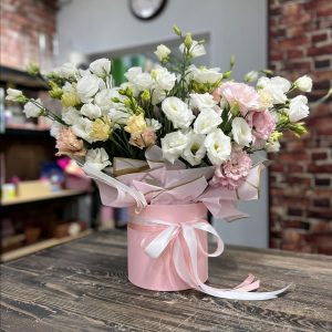 Композиция из 21 эустомы