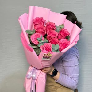 9 роз 60см сорта Лола/Готча с зеленью в упаковке