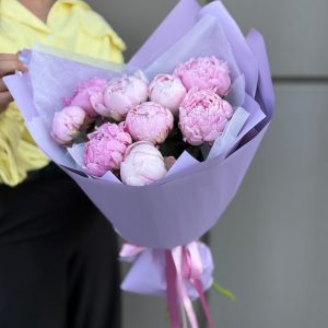 9 светло-розовых пионов в упаковке