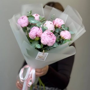 7 светло-розовых пионов с эвкалиптом в упаковке