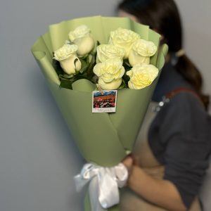 7 роз 60см сорта Мондиаль в упаковке