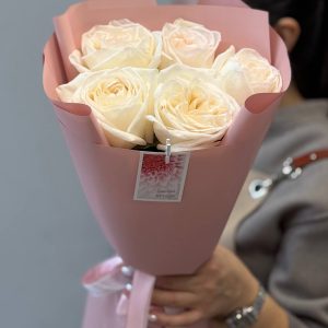 5 роз 50см сорта Вайт охара в упаковке