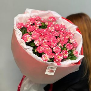 Букет из 7 кустовых роз в упаковке