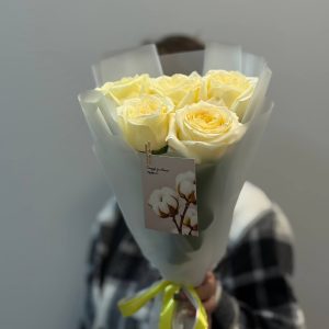 5 роз 50см сорта Канделайт в упаковке