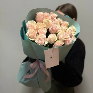 19 роз 50см сорта Пинк Мондиаль в упаковке