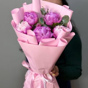 5 розовых пионов с эвкалиптом в упаковке