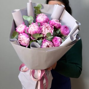 9 розовых пионов с эвкалиптом в упаковке