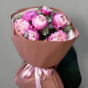 7 розовых пионов с эвкалиптом в упаковке